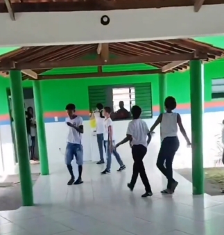 Direção escolar solta nota após aluno fazer apelo ao Prefeito ''Todo mundo com fome aqui''