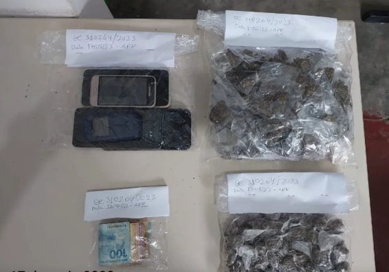 PM apreende drogas e prende três homens por tráfico em Acajutiba