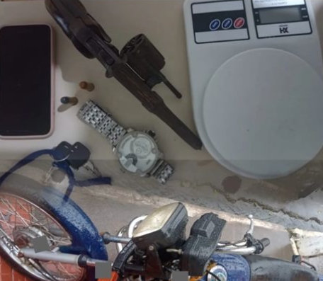 Arma de fogo, balança, e moto com restrição de furto/roubo são apreendidos em ação da PM e PC em Rio Real