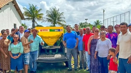 Prefeitura de Jandaíra entrega adubadora para a associação do Povoado Terra Dura