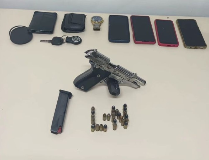 PM e CIPE/LN apreendem arma de fogo e prendem dois homens em flagrante delito em Alagoinhas