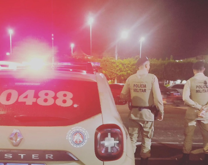 Homem morde dedo de namorada, arranca pedaço e causa deformidade permanente em Alagoinhas; PM prendeu indivíduo em flagrante