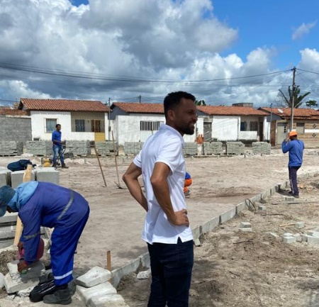Prefeito Branco Sales inicia a semana fiscalizando obras em andamento no município de Cardeal da Silva