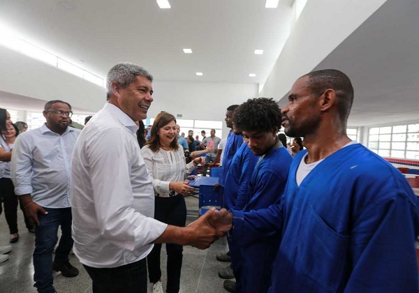 No aniversário de 92 anos da cidade, governo da Bahia inaugura escola e pacote de obras