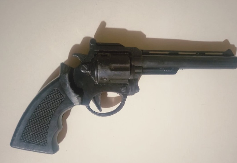 Homens fogem e deixam arma de fogo pra trás após tentativa de abordagem pela PM em Porto do Sauípe