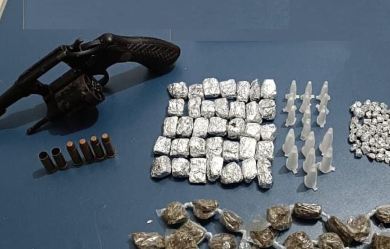 PETO 56ª apreende de arma de fogo e drogas no bairro Guedes de Melo em Entre Rios