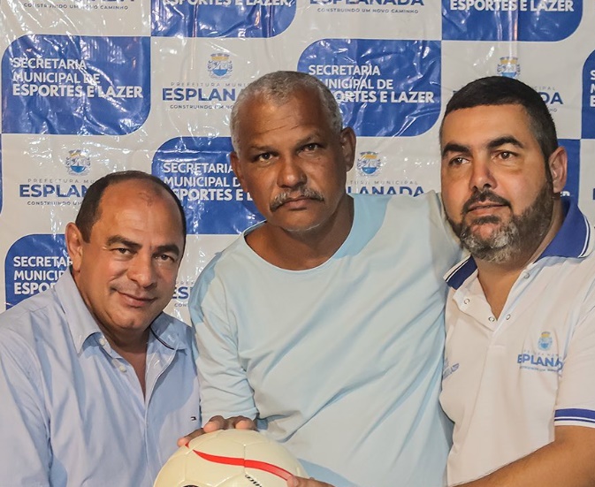 Prefeito Nandinho da Serraria entrega uniformes e materiais esportivos para 1ª Copa de Futebol da região da praia de Esplanada