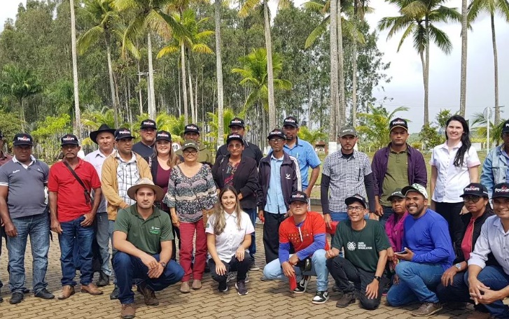 Moradores de Crisópolis fazem visita técnica em empresa especializada em derivados da mandioca