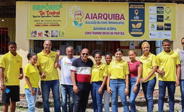 Prefeito Nandinho da Serraria realiza entregas de kits para Apicultores na Região da Praia