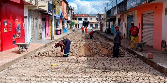 Governo Júnior Argôlo realiza requalificação do calçamento da feira do centro de Entre Rios
