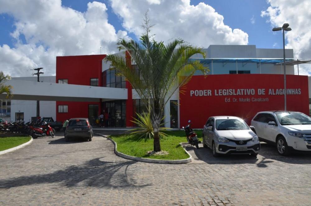 Frota de veículos da Câmara de Alagoinhas roda sem identificação, gerando denúncia de uso indevido
