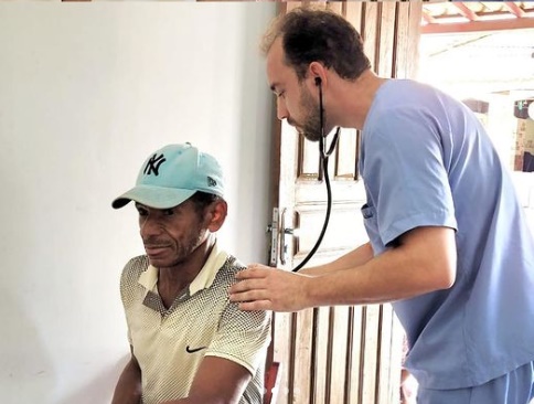 A pedido de Paulo Assuitt médico atende dezenas de pessoas gratuitamente em Jandaíra