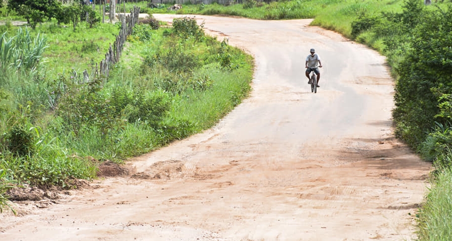 Prefeitura de Acajutiba realiza tapa buracos na BA-398 sentido Crisopólis