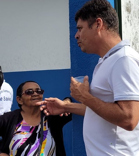 Paulo Assuitt é flagrado na feira livre e moradora destaca ''Nunca tivemos um pré-candidato preocupado em ouvir a população tão longe das eleições''