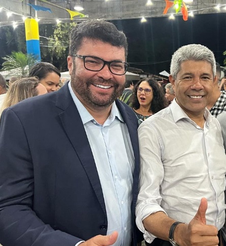 Em inauguração de escola, deputado da oposição diz que torce pelo governo Jerônimo