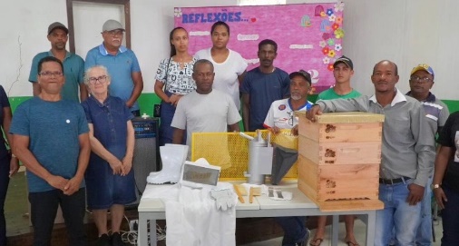 Gestão Júnior Argôlo realiza entrega de kit de apicultura em Entre Rios