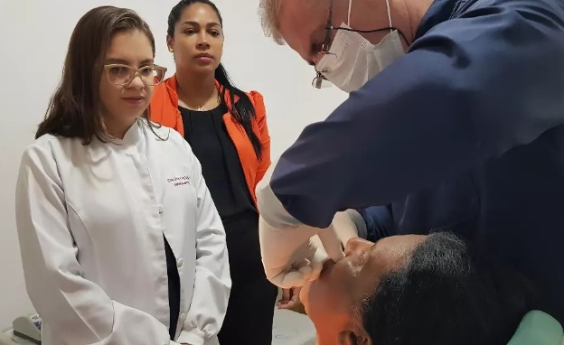 Governo Leandro Dantas entrega próteses a usuários dos SUS de Crisópolis