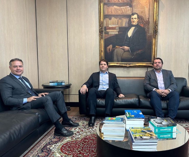Prefeito Júnior e ex-deputado Luiz fazem reunião com Ministro dos Transportes para falar sobre Entre Rios; Saiba o quê