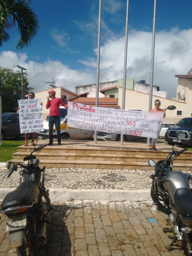 Trabalhadores cobram salários não pagos ao Prefeito Nena em Inhambupe