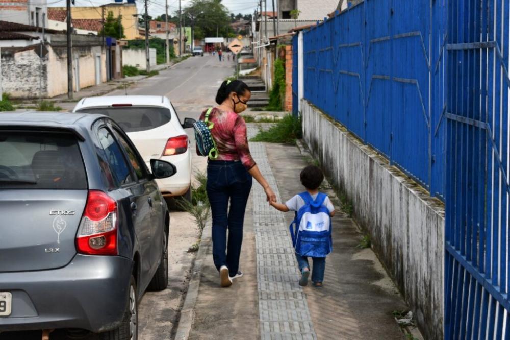 Estudantes da rede municipal recebem kits de material escolar em Alagoinhas