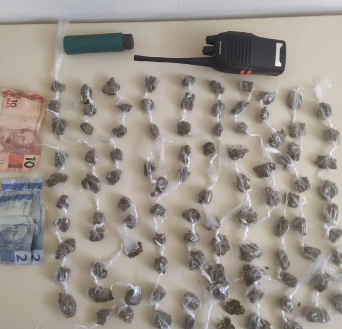 PM apreende 99 trouxinhas de maconha e prendem homem por tráfico em Alagoinhas