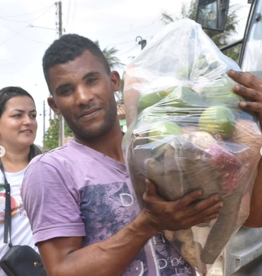 Prefeitura compra de agricultores e doa mais de 10 toneladas de alimentos a famílias carentes de Acajutiba