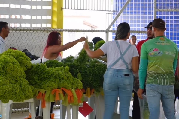 Vídeo: Gestão Carine de Ataíde comemora mais uma compra e doação de alimentos a famílias carentes de Aporá; Assista