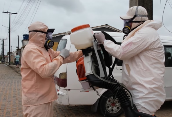 Secretaria Municipal de Saúde realiza bloqueio com pulverização na rua onde ocorreu um caso confirmado da dengue em Crisópolis