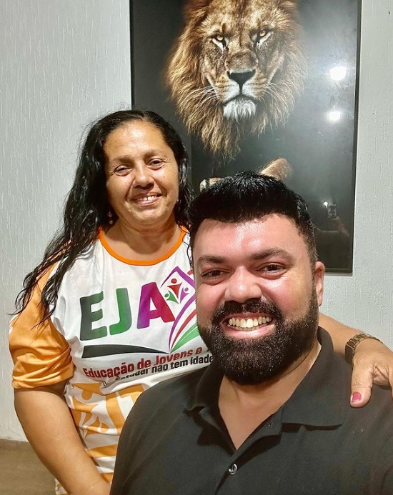 Prefeito Leandro Dantas faz desabafo após sua mãe voltar a estudar na rede pública de Crisópolis