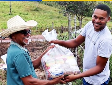 Governo de Araçás inicia entregas de cestas natalinas pela zona rural do município