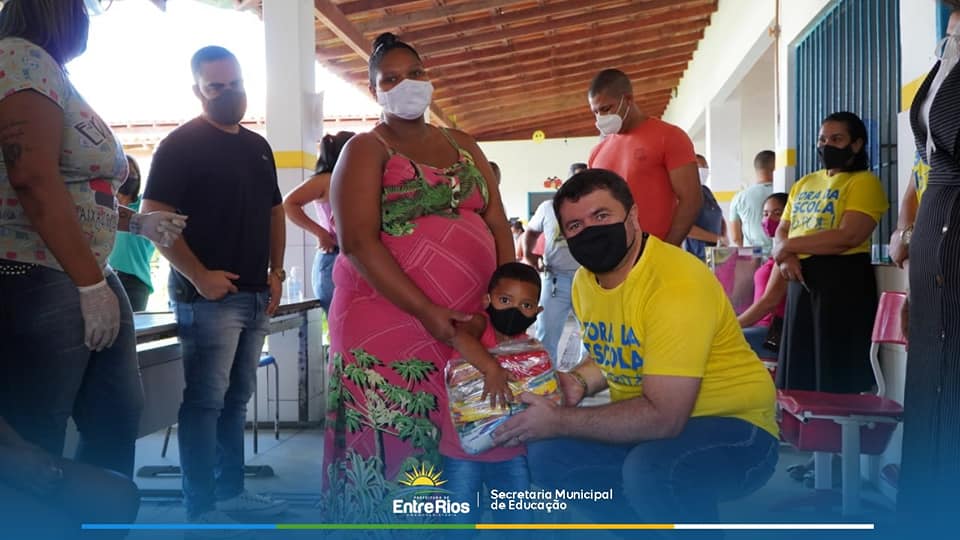 Prefeitura inicia entrega de kits de alimentação escolar para alunos da rede municipal de ensino de Entre Rios