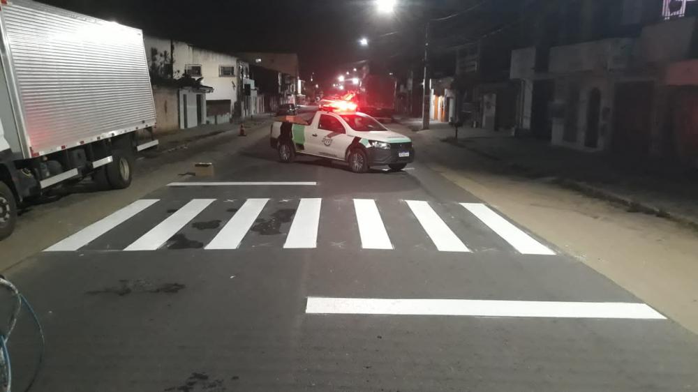 SMTT intensifica trabalho de sinalização de vias com pintura de canalizações e faixas de pedestres