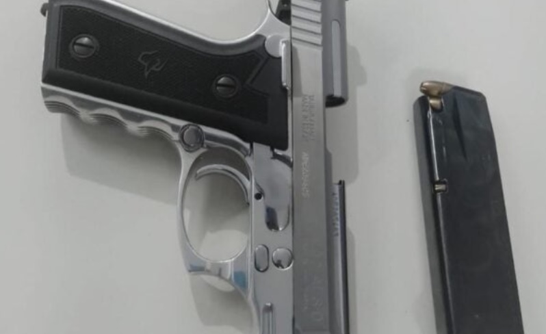 Polícia captura suspeito com arma em Simões Filho
