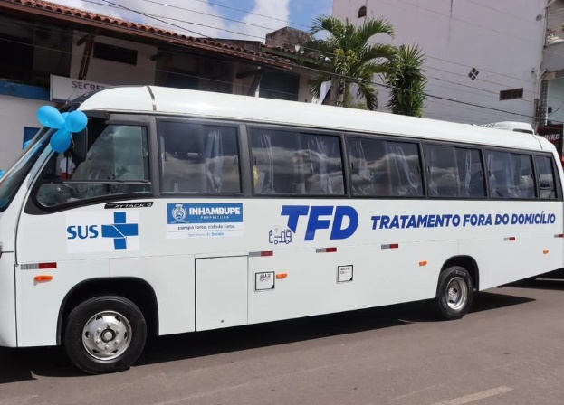 Prefeito Nena entrega novo micro-ônibus para a saúde de Inhambupe