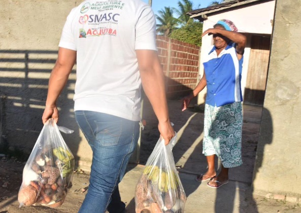 Prefeitura de Acajutiba distribui 8 mil kg de alimentos para familias carentes do município