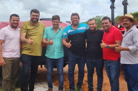 Prefeitura entrega pulverizador para a associação do Povoado Terra Dura