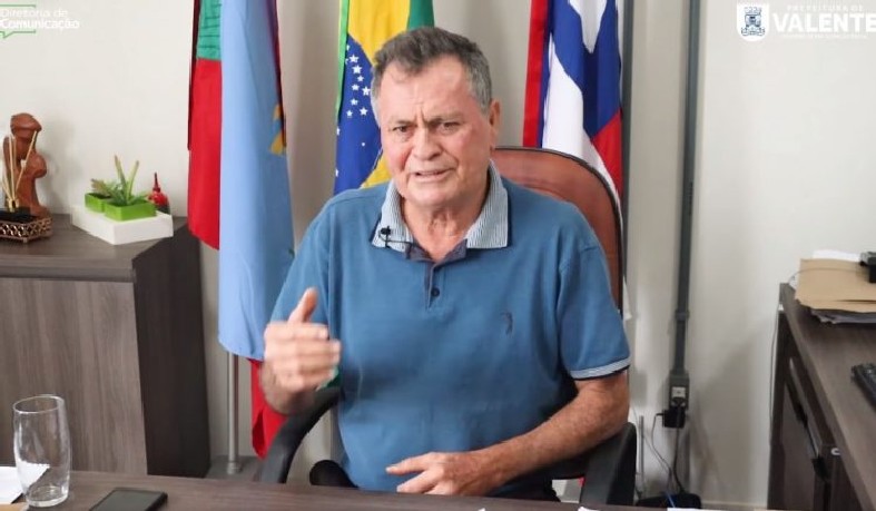 Prefeito de Valente, Ubaldino Amaral, é vaiado durante show da virada