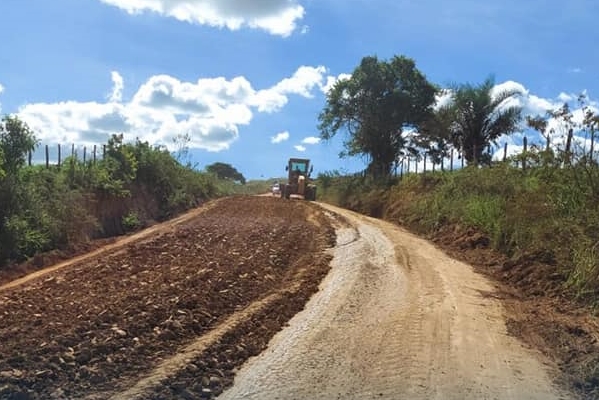 Prefeitura de Entre Rios realiza manutenção de estrada rural da Pimenteira