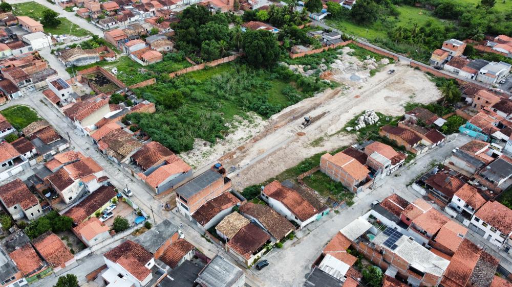 Fim do “Pinicão”: Prefeitura conclui macrodrenagem e inicia pavimentação de rua projetada no local
