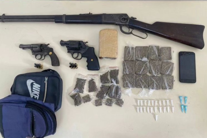 Policiais da CIPE-LN apreenderam três armas de fogo e drogas, após confronto com criminosos em Araçás