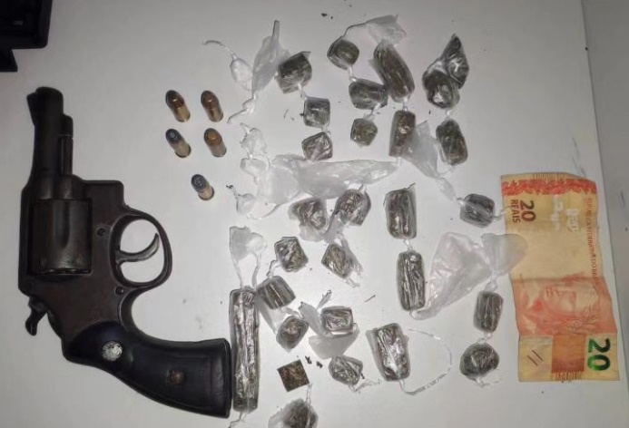 Policiais do 4° BPM e da CIPE-LN apreendem armas de fogo e drogas no Riacho da Guia 