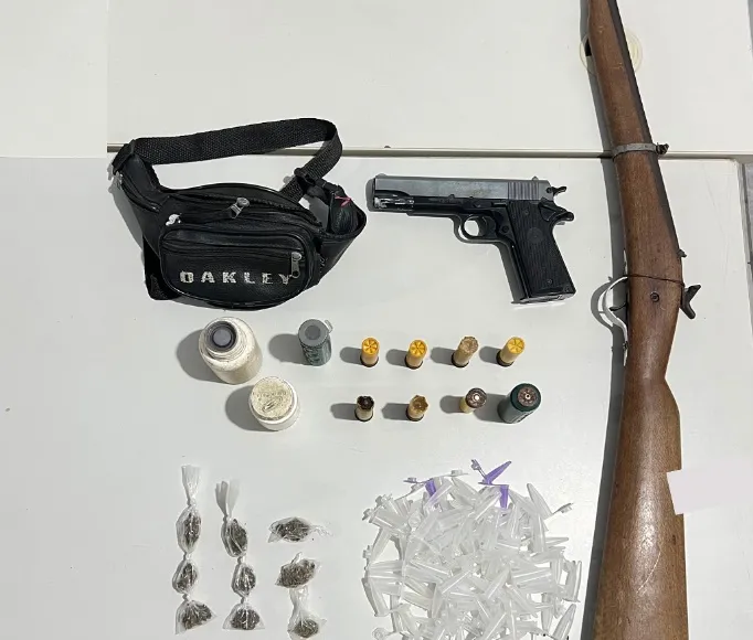 PM apreende arma de fogo, drogas e simulacro em Porto do Sauípe