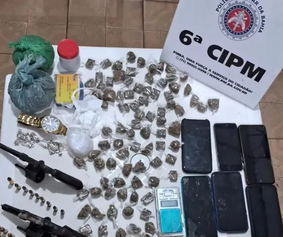 PM apreende armas, drogas e dinheiro em Jandaíra e conduz três homens e um adolescente à delegacia