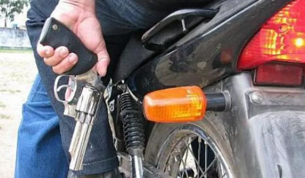 Jovem é assaltado por homens de moto em Cardeal da Silva ‘’Estava indo para festa e levaram tudo’’