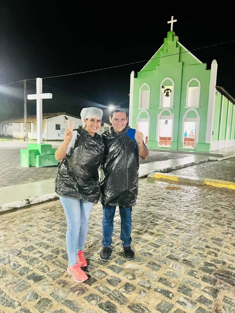 Paloma e Thiago são flagrados fazendo pré-campanha debaixo de chuva em Jandaíra