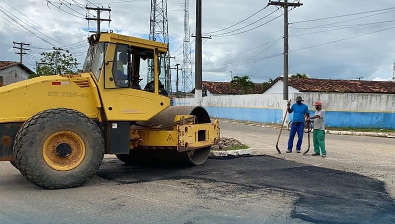 Prefeitura de Entre Rios realiza operação tapa-buraco na rua Rua Olinda 