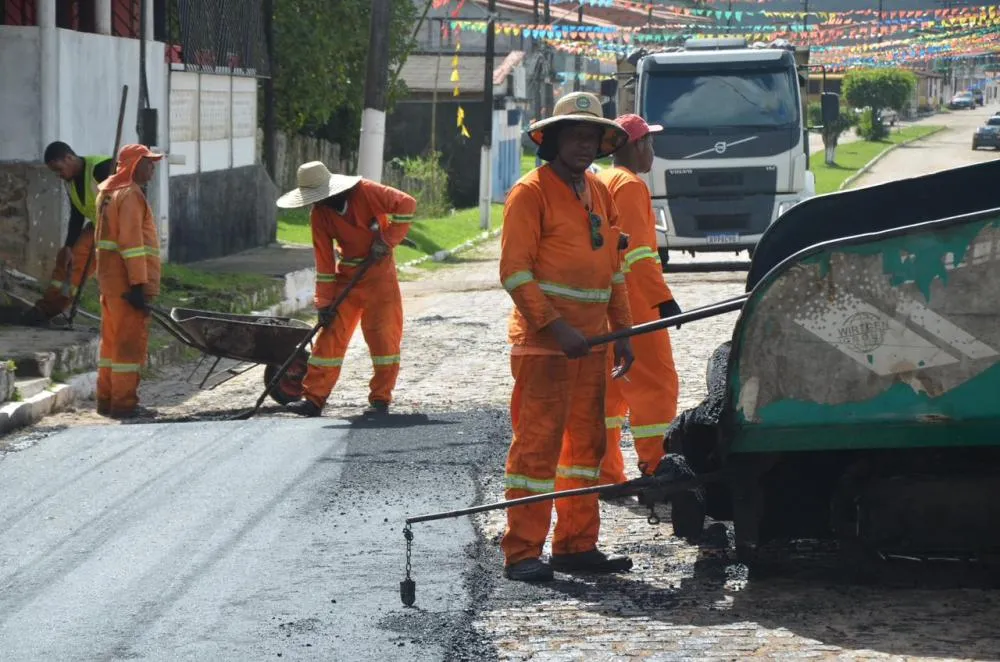 Obras de pavimentação asfáltica começam na sede e população comemora “mais uma realização”