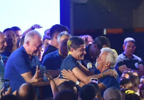 Em Alagoinhas, ACM Neto compara Paulo Cezar com opositor: ‘Aqui temos o futuro’