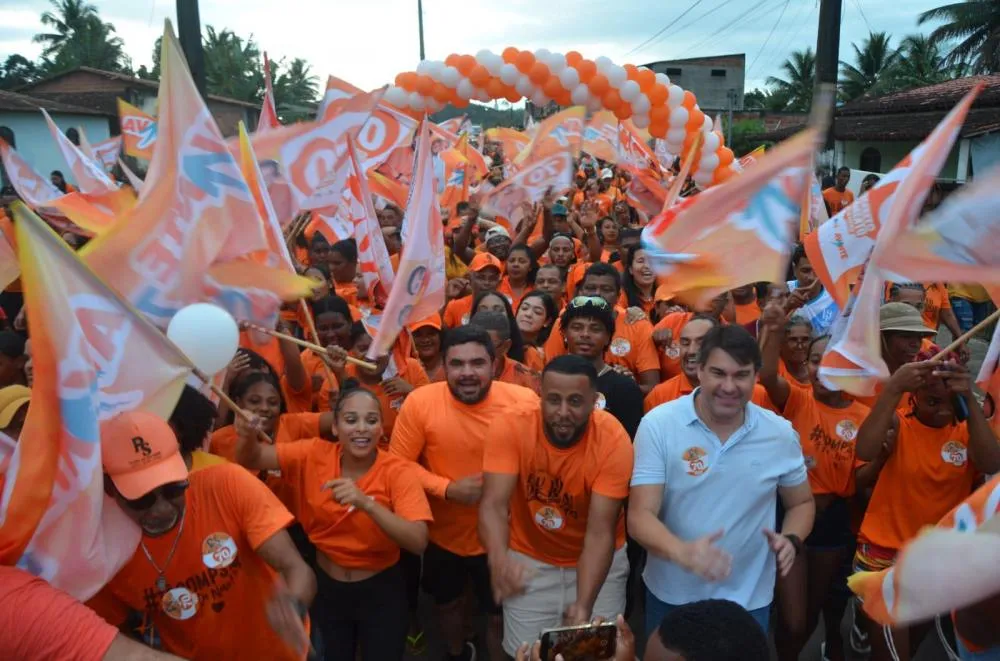 Candidato a prefeito Marcus Sarmento faz caminhada e arrasta multidão nas ruas de Itanagra