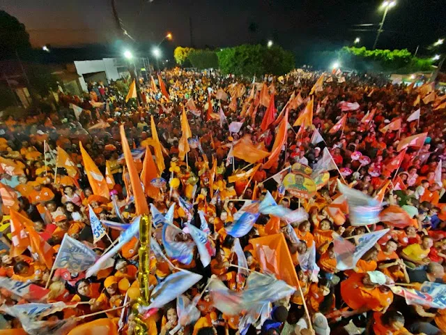 Multidão em comício no Entroncamento de Sátiro Dias confirma a tendência de vitória de Hugo e Jeovan nessas eleições